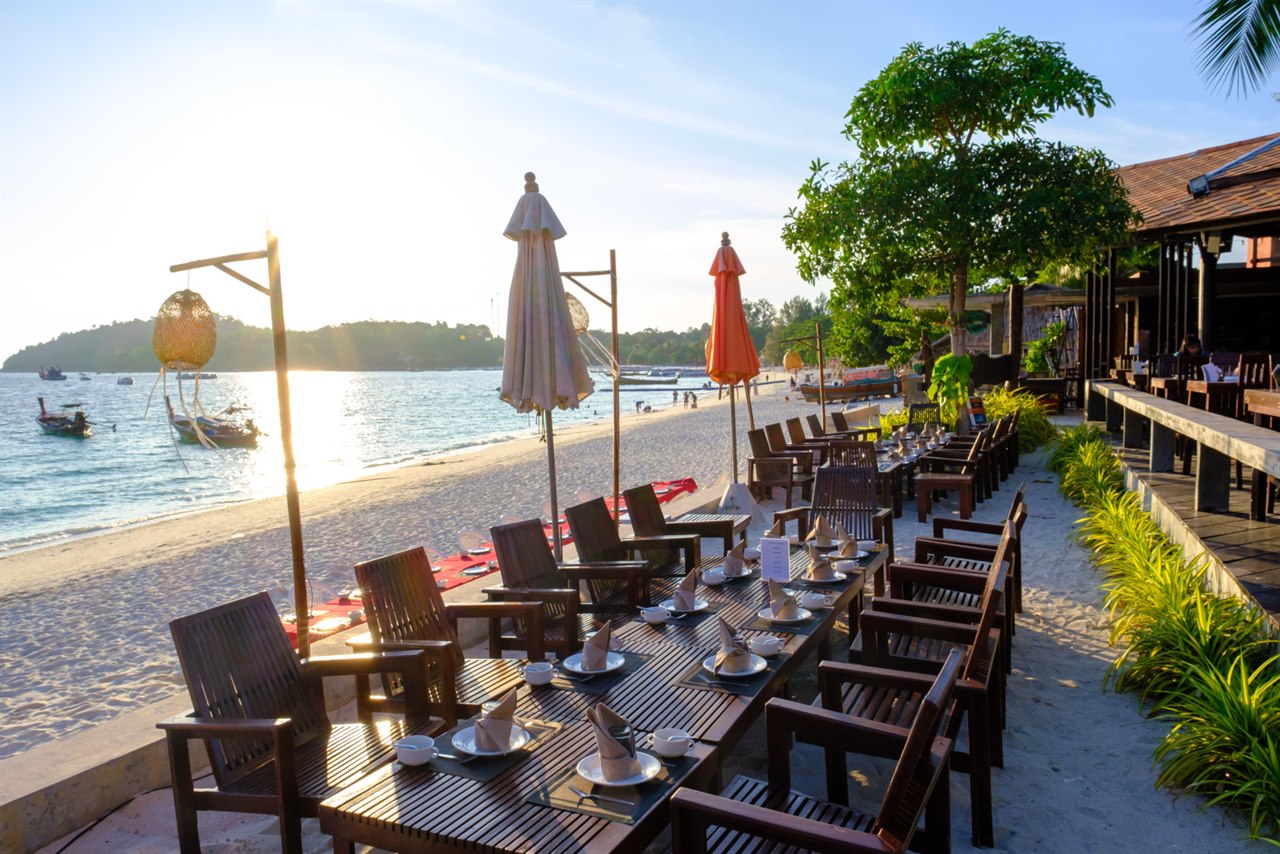 ร้านอาหาร The Sala ริมหาดของ Bundhaya Resort ช่วงพระอาทิตย์ตก
