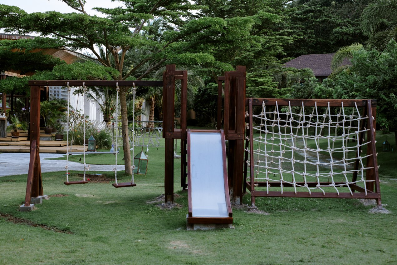 สนามเด็กเล่นในสวนของ Bundhaya Resort เกาะหลีเป๊ะ