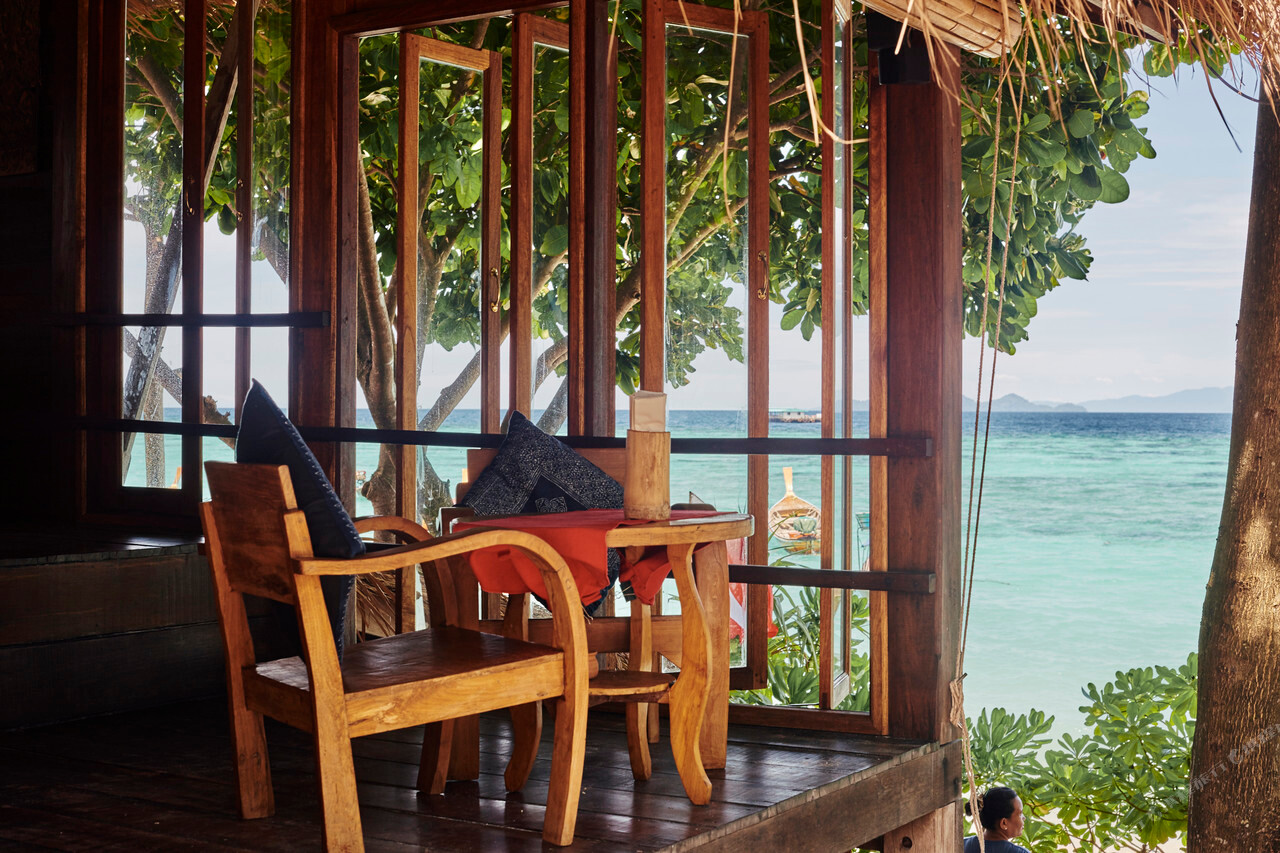 ระเบียงบังกะโลไม้วิวทะเลที่ Castaway Resort Koh Lipe หาดซันไรส์