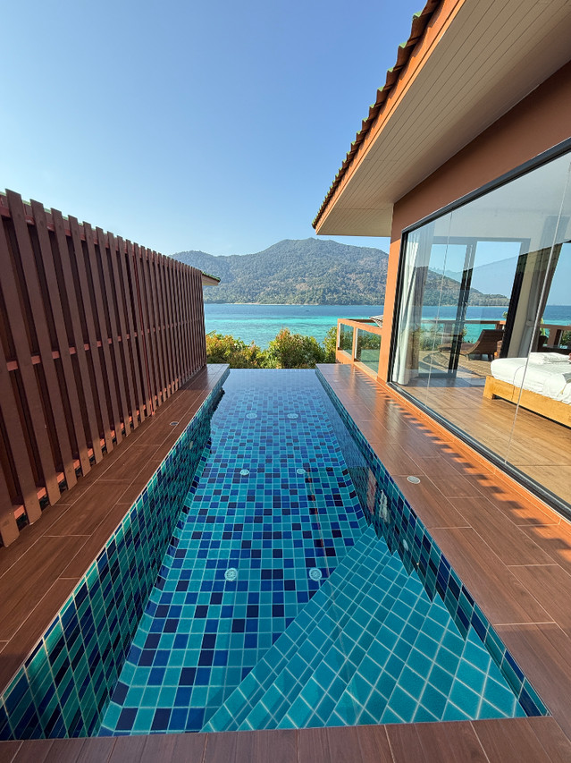 Ocean Pool Villa ของ Mountain Resort Koh Lipe สระส่วนตัวมองเห็นเกาะอาดัง