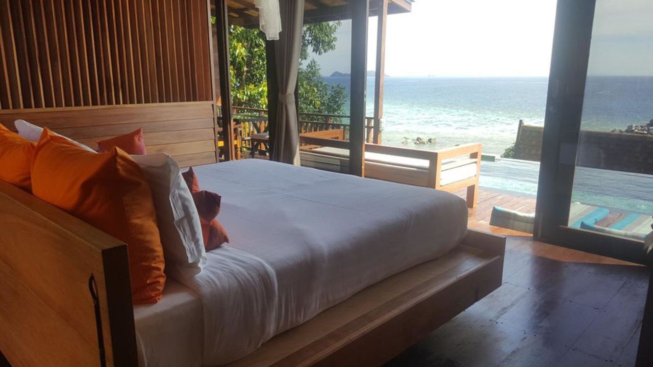 ห้องนอน Pool Villa พร้อมสระ plunge ส่วนตัวริมทะเล