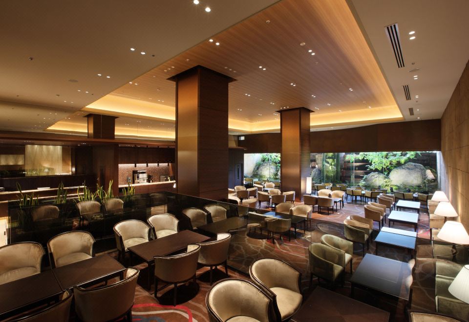 ล็อบบี้ Hotel Metropolitan Sendai โถงกว้างวิวสวนหิน ติดสถานี JR Sendai