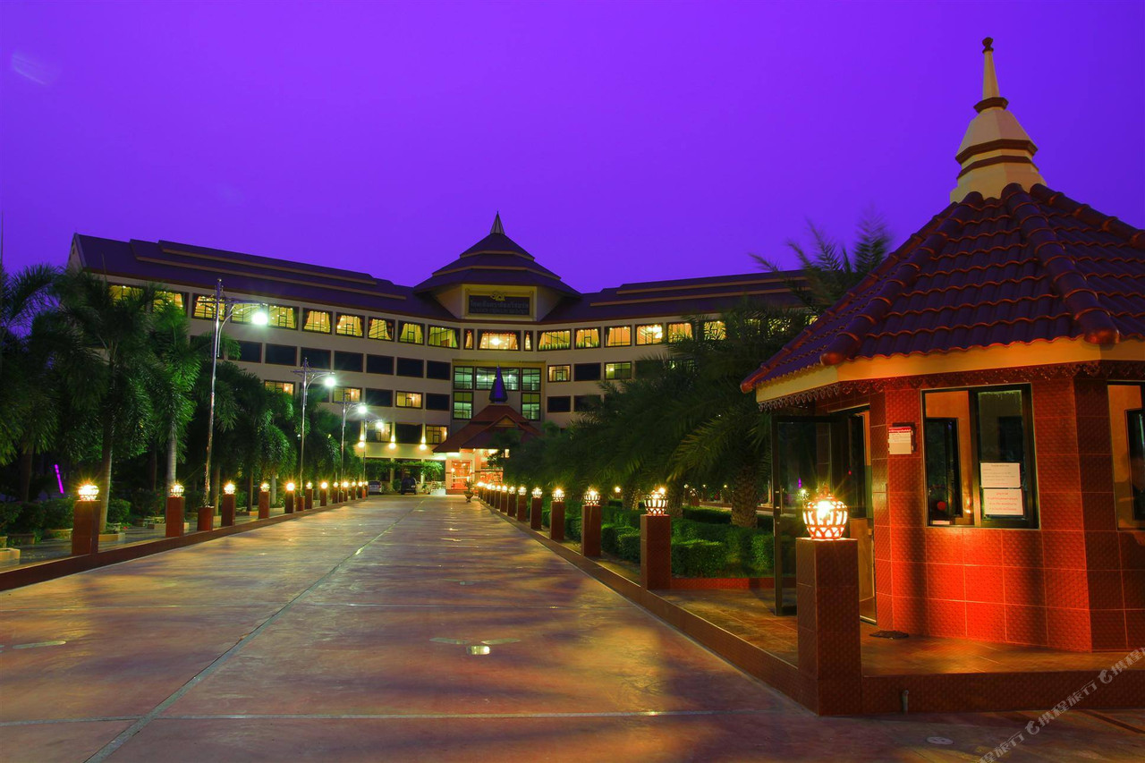 ทางเข้า Golden Dragon Resort สิงห์บุรี ยามค่ำ ไฟส่องตลอดทางเดินรถ