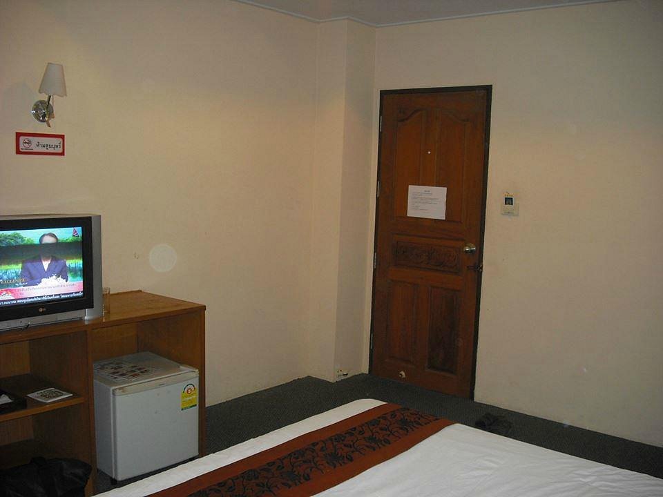 ห้องพักเตียงคู่ Grand Leo Hotel พื้นพรม ผ้าคลุมเตียงลายไทย