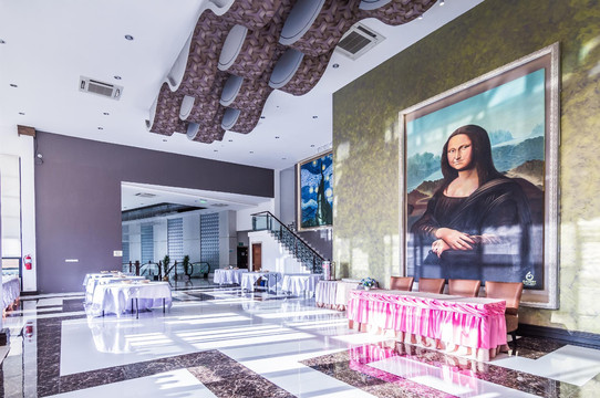 ห้องโถงจัดเลี้ยงกับภาพ Mona Lisa จำลองขนาดใหญ่