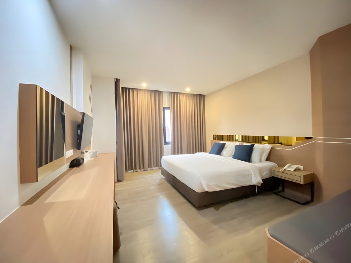 ห้องพัก Deluxe ของ Srilamduan Hotel โทนไม้อุ่นพร้อมไฟหัวเตียง