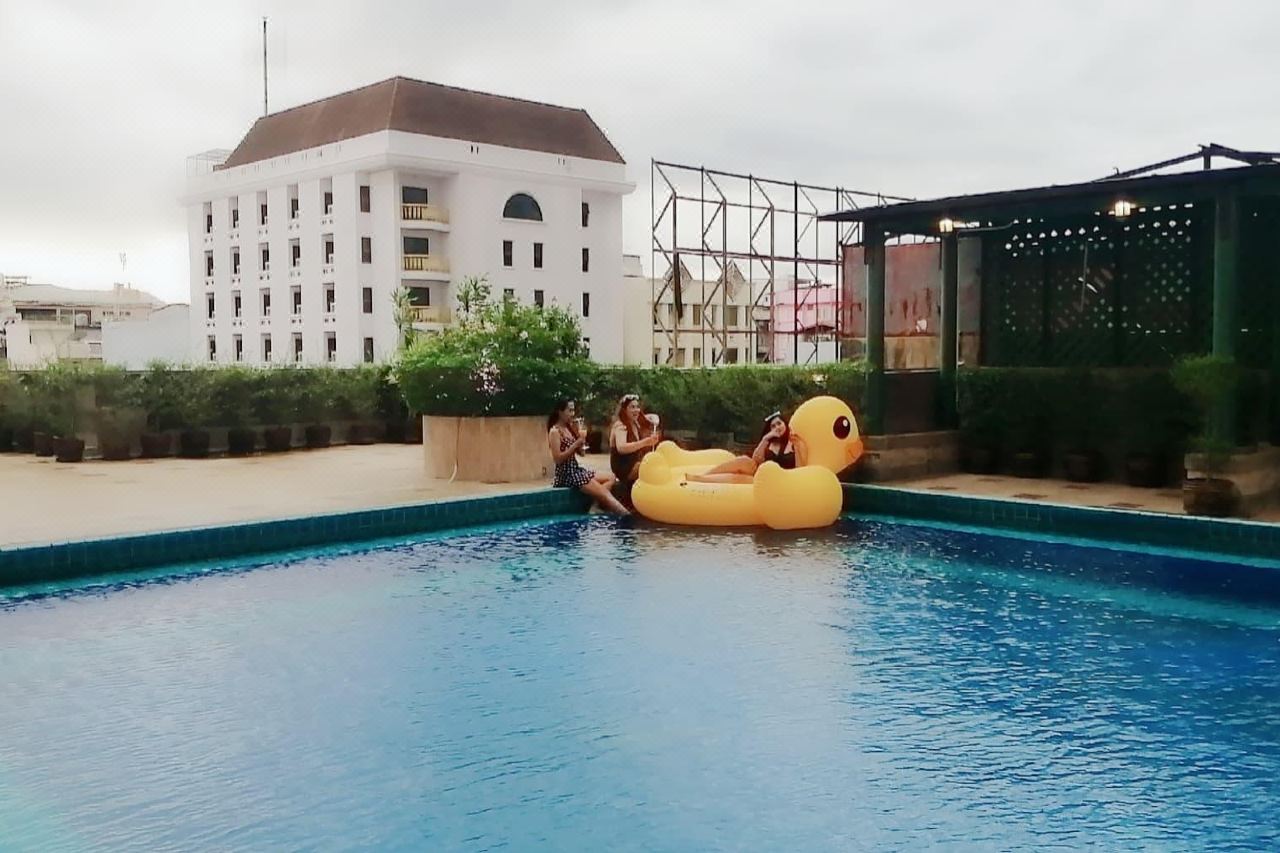 สระว่ายน้ำลอยฟ้าชั้นบน มองเห็นตัวเมืองหาดใหญ่