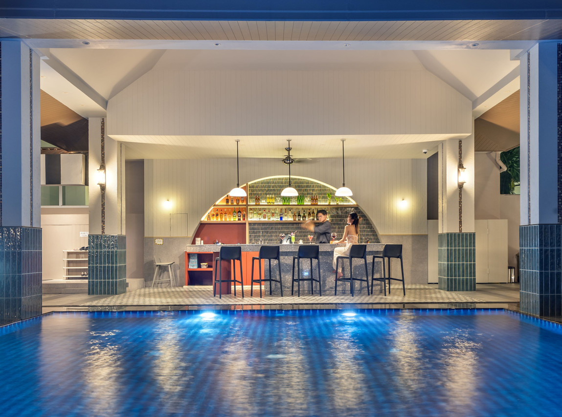 บาร์ในสระว่ายน้ำของ Buri Sriphu Boutique Hotel หาดใหญ่ ตอนกลางคืน