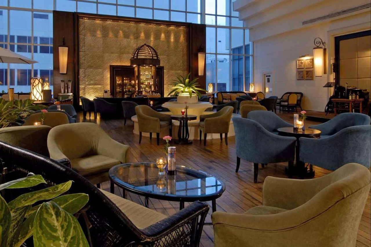 Lobby Lounge ของ Centara Hotel Hat Yai ช่วงค่ำ มีเปียโนและที่นั่งโซฟา