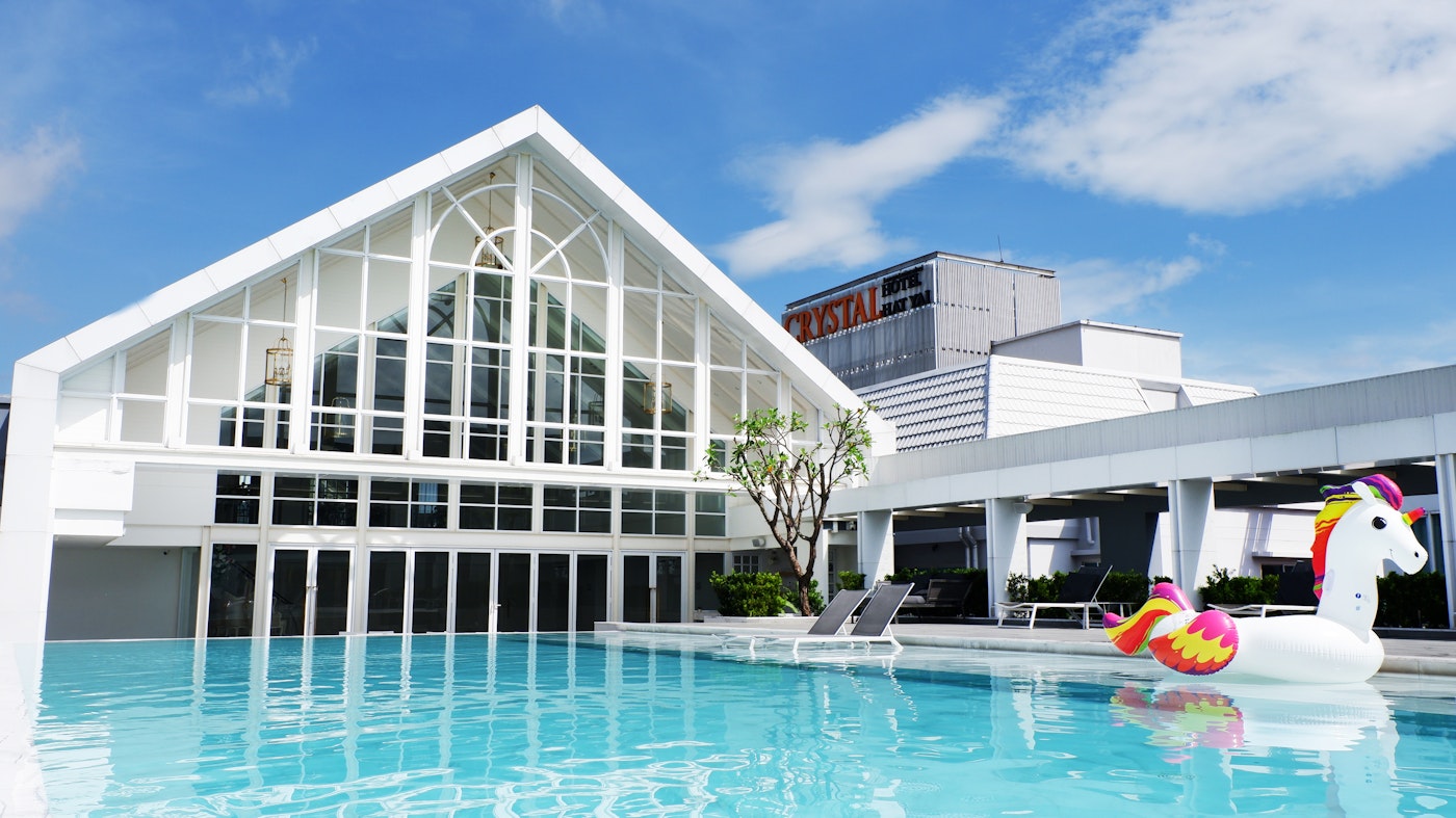 สระลอยฟ้าบนดาดฟ้า Crystal Hotel Hat Yai มองเห็นป้ายโรงแรมและเมืองหาดใหญ่