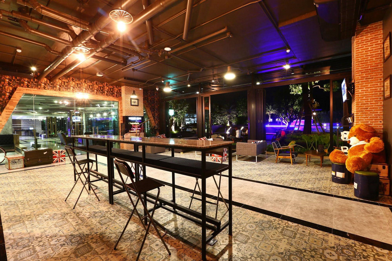 พื้นที่ส่วนกลางสไตล์ Industrial Loft อิฐเปลือยและเพดานเปลือยท่อ