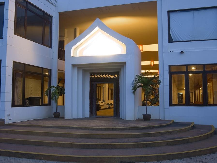 ซุ้มประตูทางเข้า Ananda Museum Gallery Hotel ทรงดอกบัวสไตล์สุโขทัย