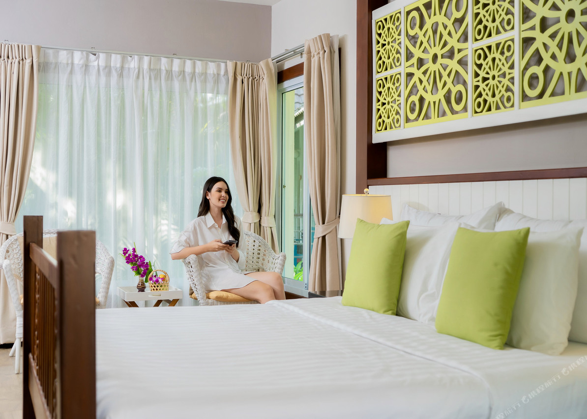 ห้องพักทรงไทยตกแต่งโทนขาว-เขียว วิวสวน