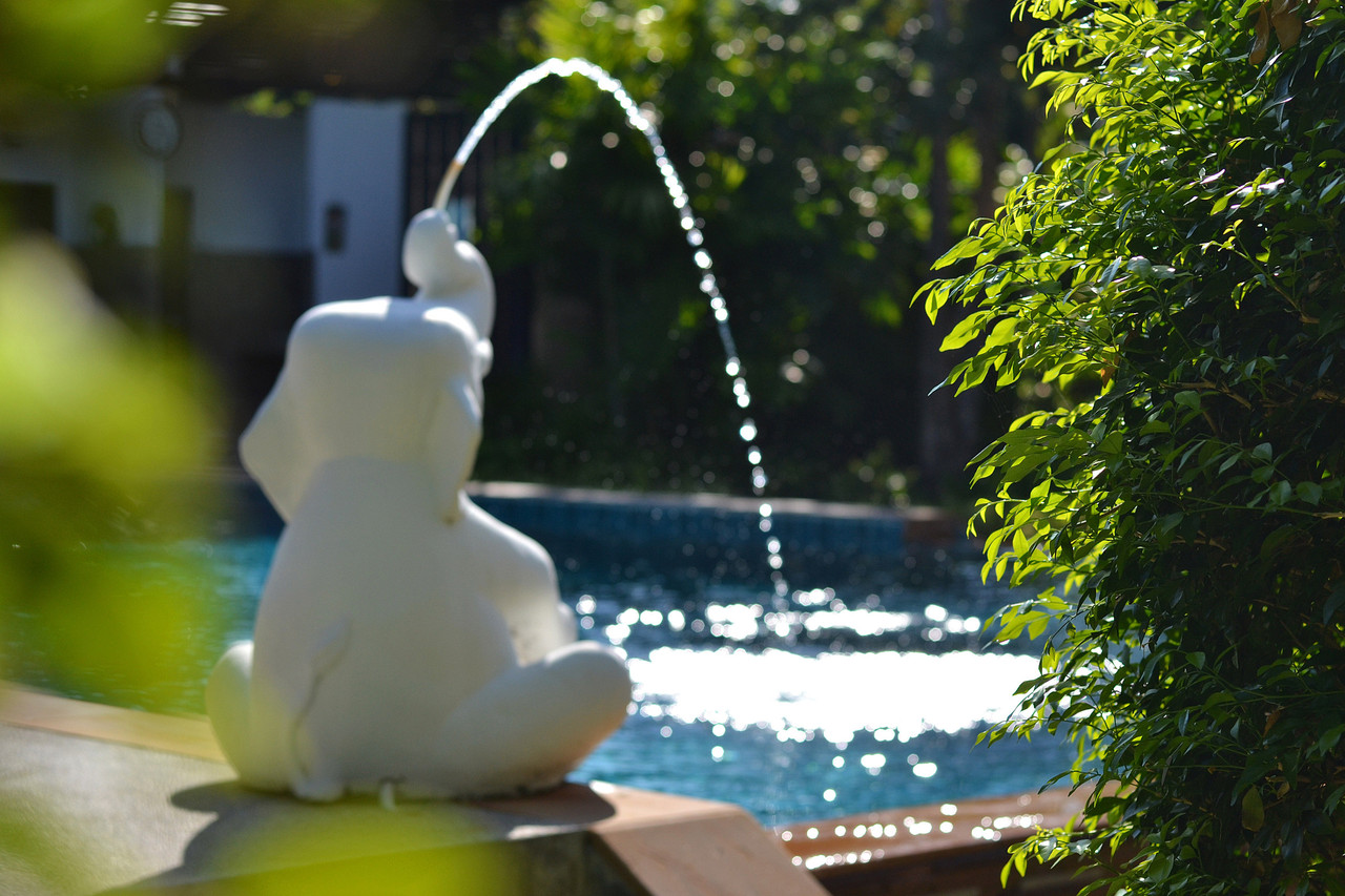 สระว่ายน้ำระบบน้ำเกลือกลางสวนของ Thai Thai Sukhothai Resort