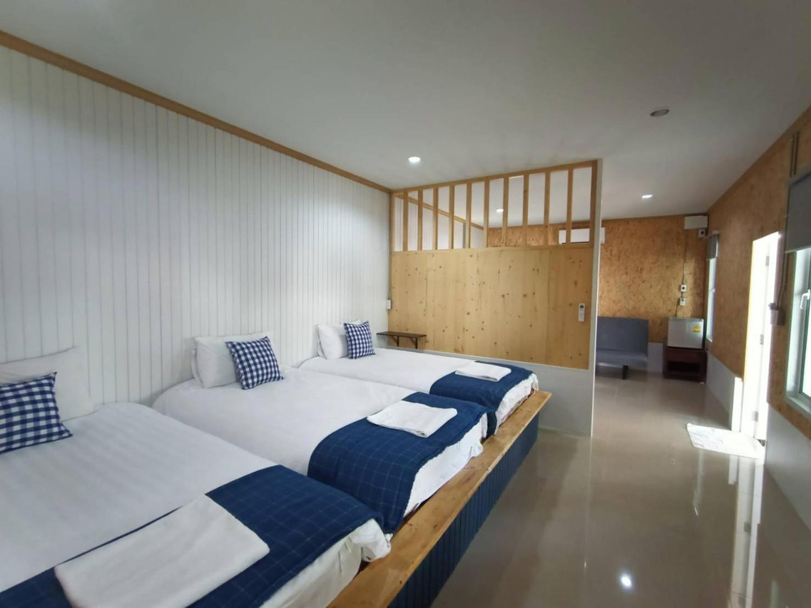 ห้องครอบครัวเตียงเดี่ยวหลายเตียง โทนขาวน้ำเงิน Lamoon Boutique Hotel