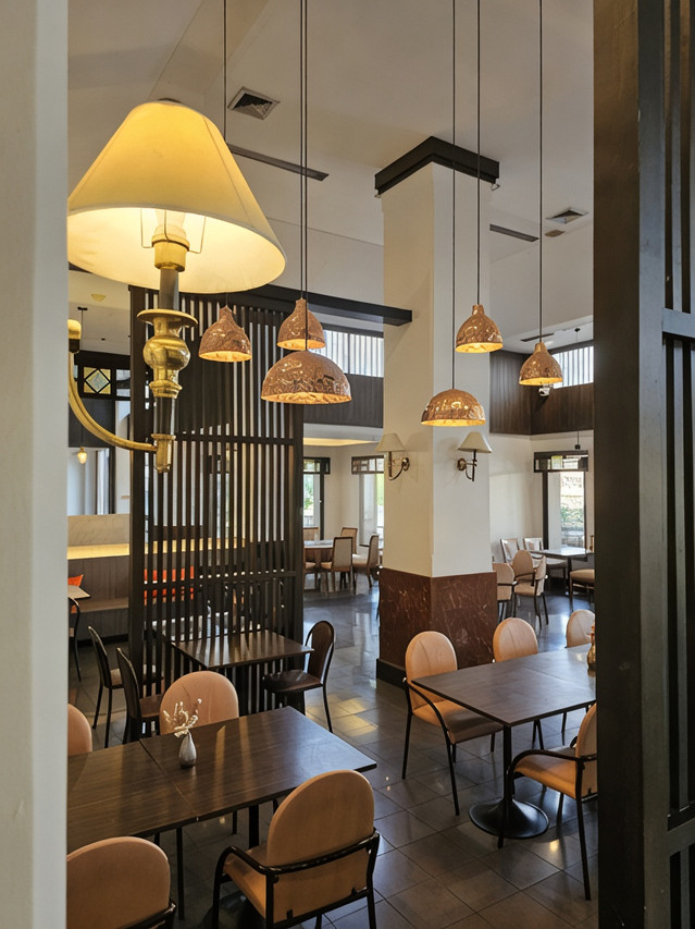 ร้านอาหารในโรงแรม โคมไฟสานและฉากไม้สไตล์ไทย