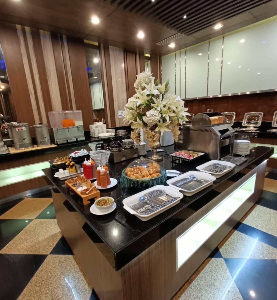 บุฟเฟ่ต์อาหารเช้าที่ Sri U-Thong Grand Hotel สุพรรณบุรี