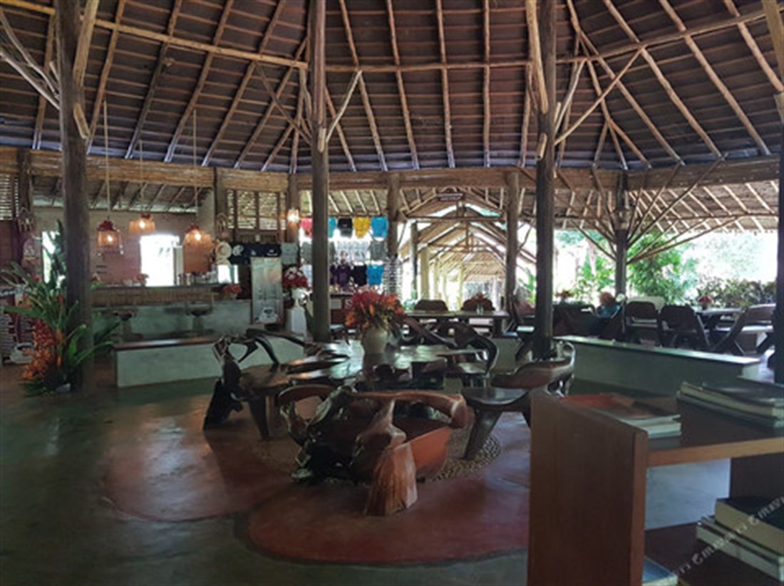 ร้านอาหารและพื้นที่นั่งเล่นริมแม่น้ำหลังคามุงจาก