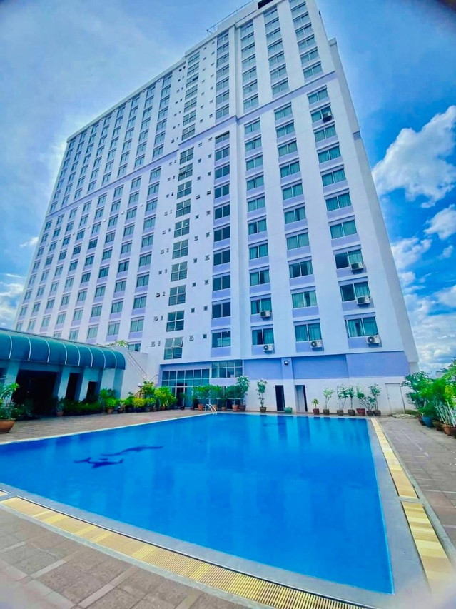 สระว่ายน้ำกลางแจ้งกับตึกสูง 20 ชั้นของ Diamond Plaza Hotel Surat Thani