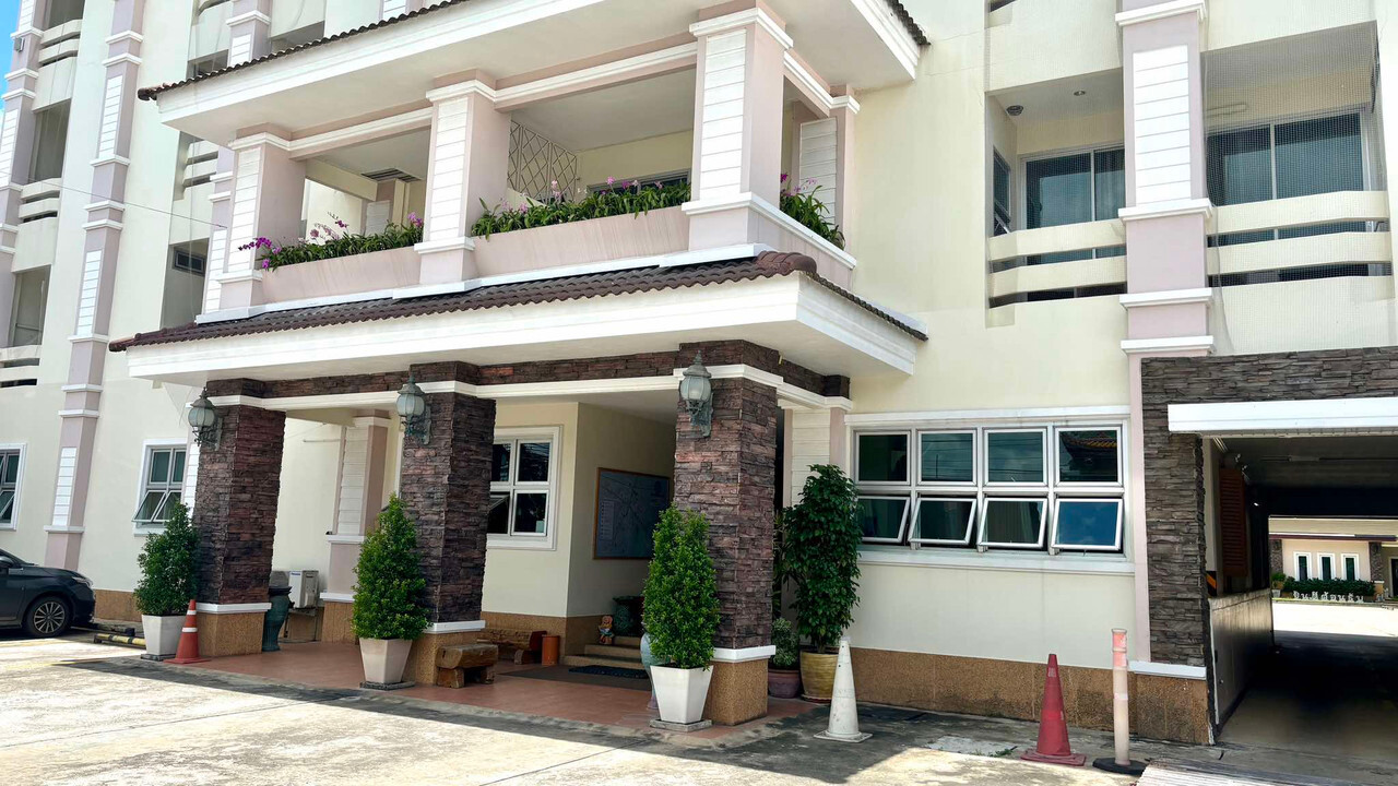 ทางเข้า Fortune Surin Hotel เสาหินกรุ ระเบียงประดับดอกไม้ด้านบน