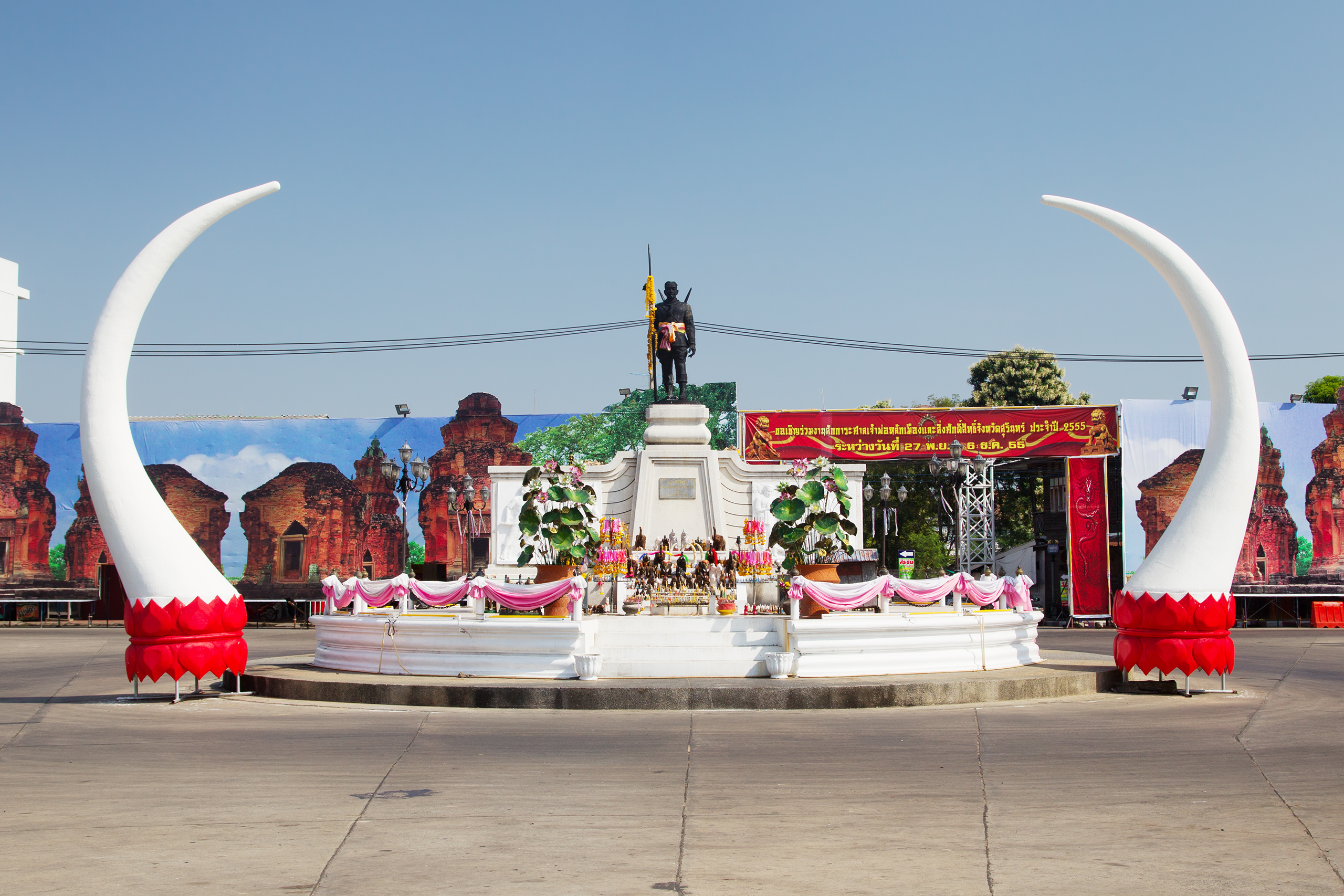 อนุสาวรีย์พระยาสุรินทร์ฯ ล้อมรอบด้วยงาช้าง สัญลักษณ์คู่เมืองสุรินทร์