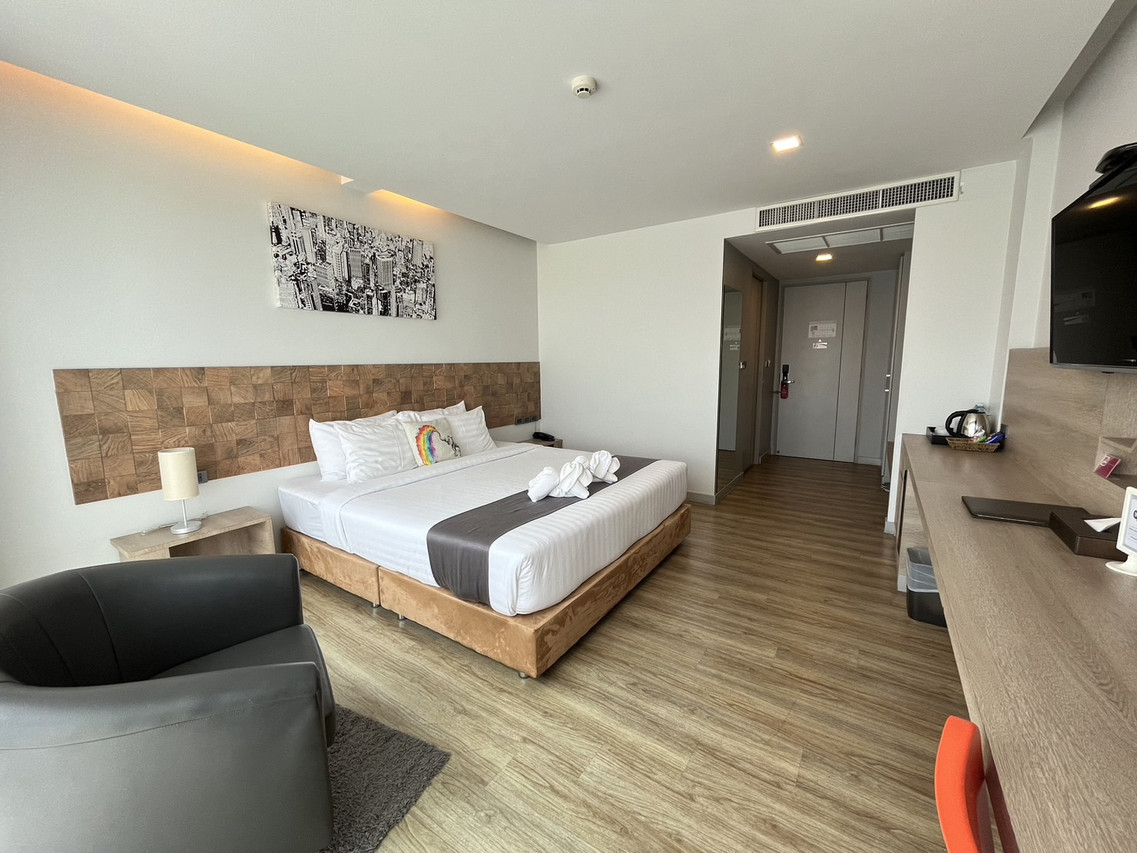 ห้องพักสไตล์โมเดิร์นพื้นไม้ เตียงใหญ่ Slive Hotel สุรินทร์