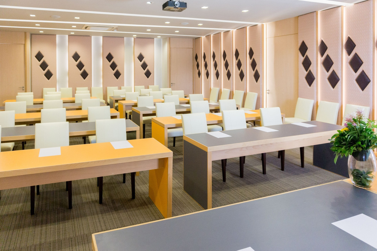ห้องประชุมโรงแรม Sorin จัดโต๊ะแบบห้องเรียน ผนังกรุแผ่นซับเสียง