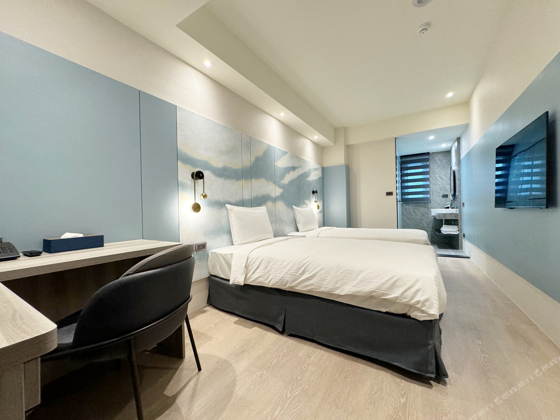 ทางเข้าโรงแรม Joie de Inn ยามค่ำคืน