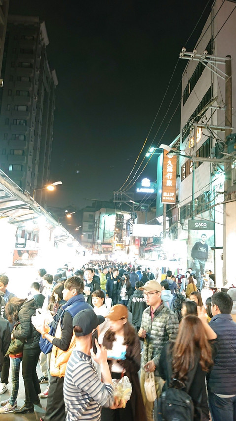 ถนนตลาดเฝิงเจี่ยช่วงกลางคืนเห็นป้ายโรงแรม