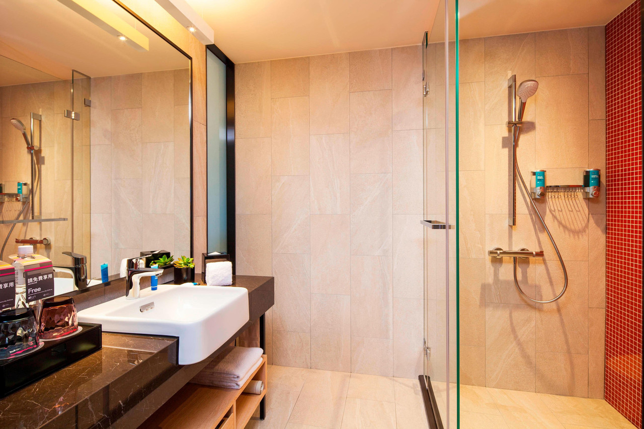 ห้องน้ำสะอาดสไตล์โมเดิร์น Aloft Beitou
