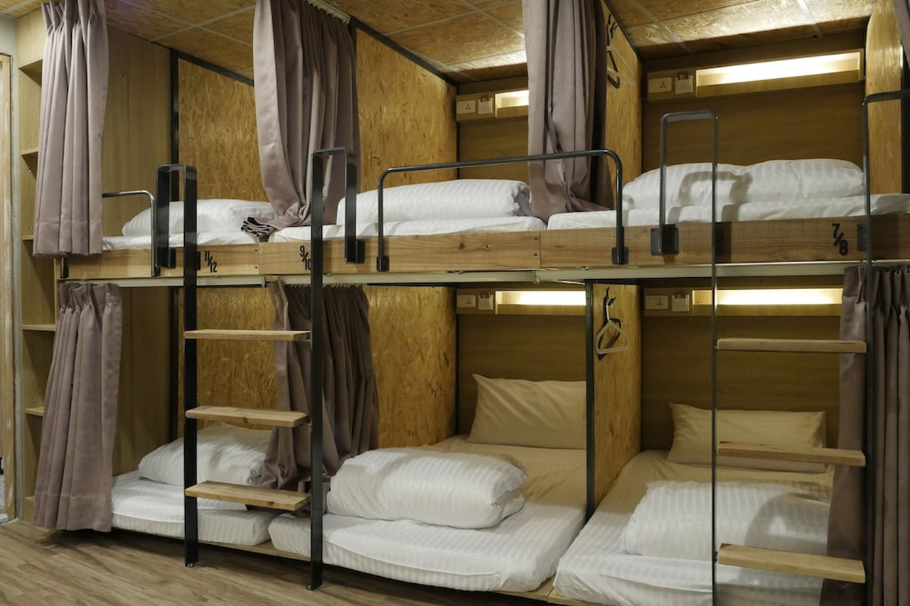 พื้นที่ส่วนกลางสไตล์อินดัสเทรียลของ Beimen WOW Poshtel
