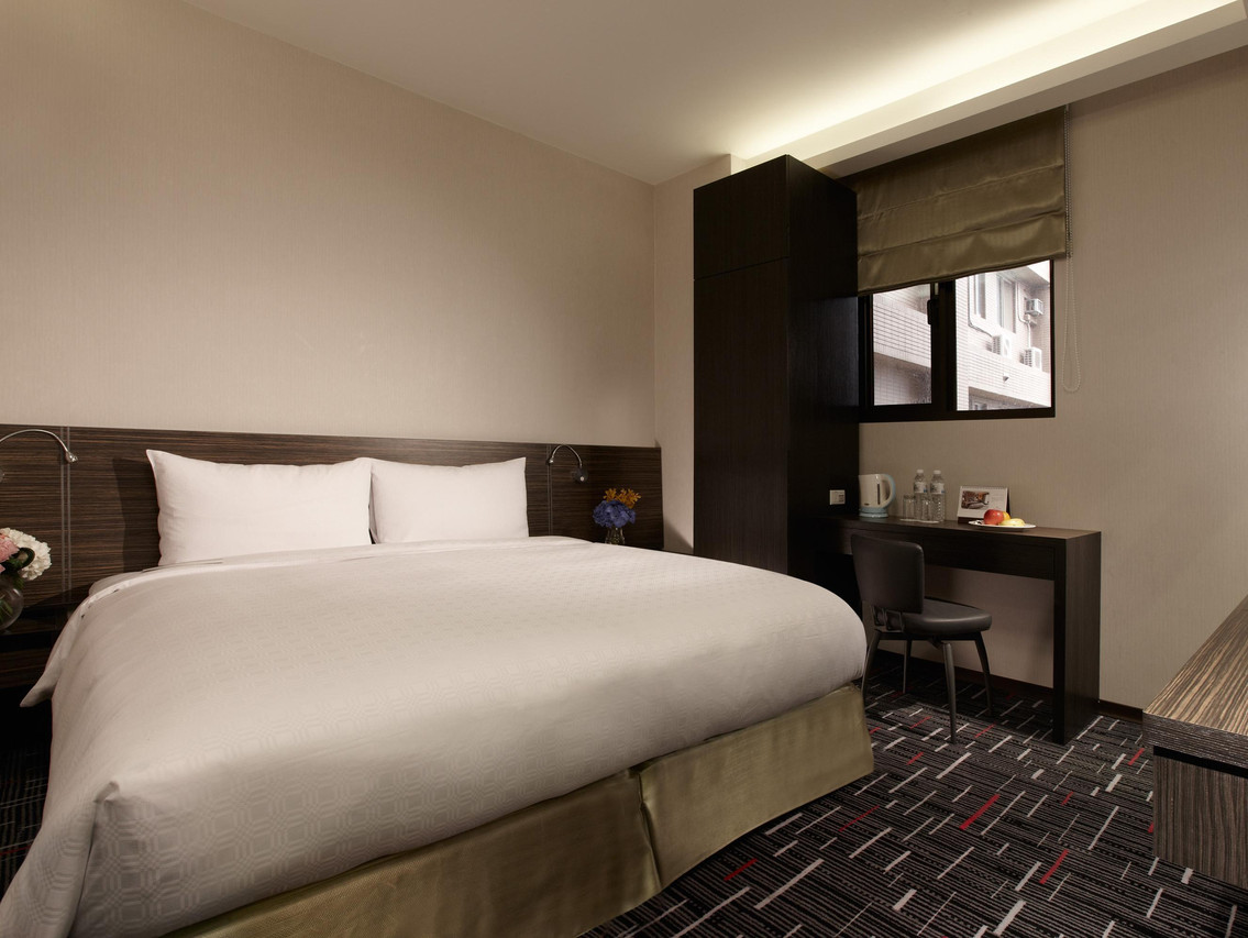 ห้องพัก Standard Double Capital Hotel Songshan สะอาด พร้อมโต๊ะทำงาน