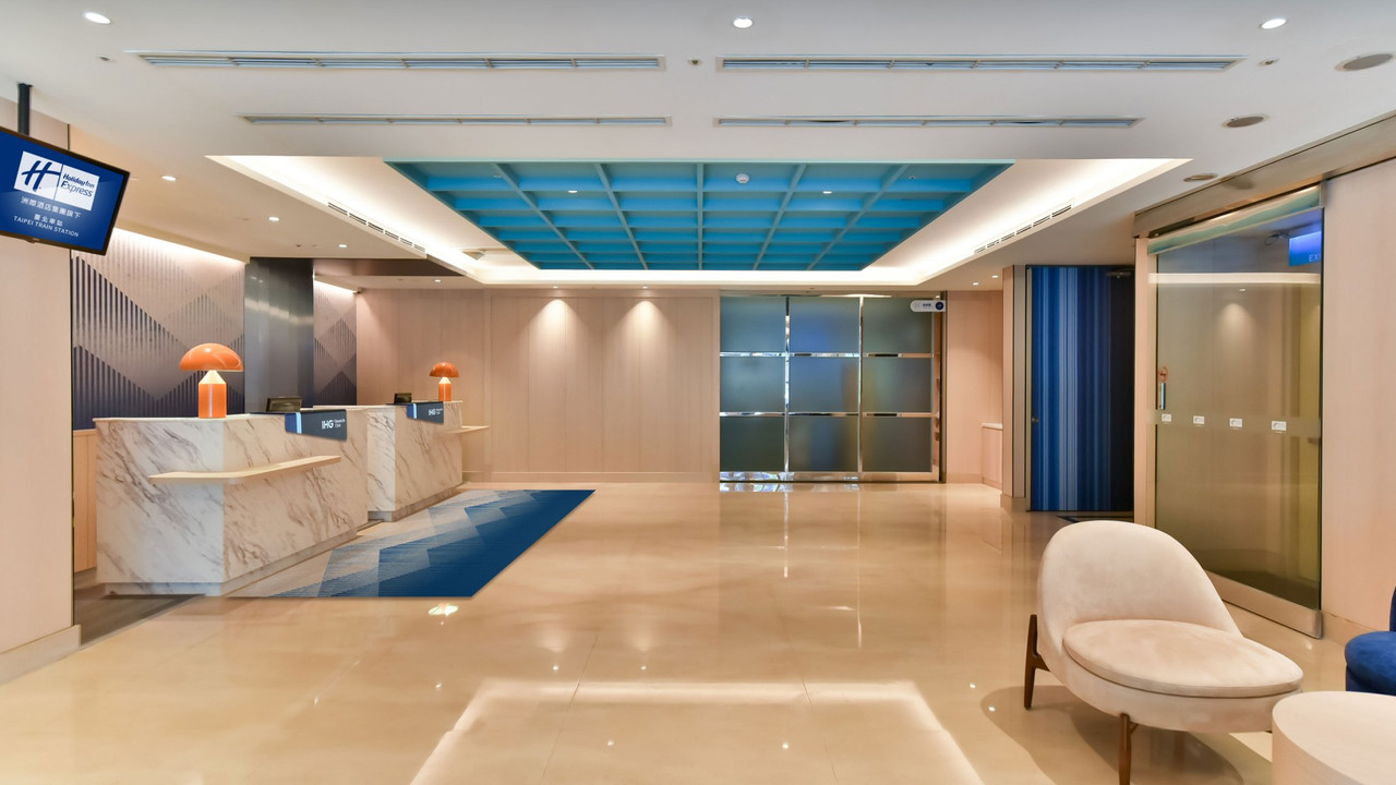 Social Lounge บรรยากาศผ่อนคลาย ภาพจิตรกรรมถนนไทเปเก่า Holiday Inn Express Taipei Train Station