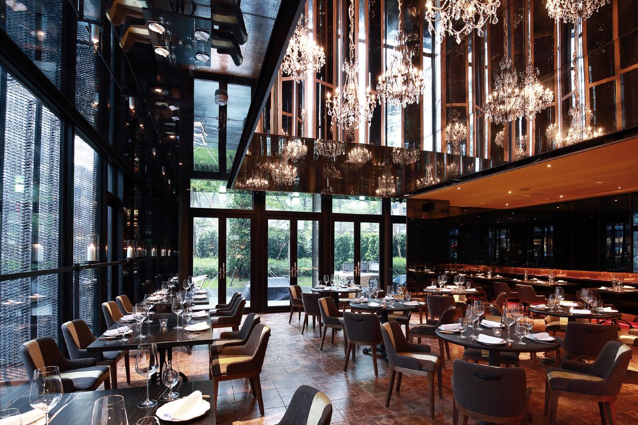 สระว่ายน้ำลอยฟ้าวิวเมืองของ Hotel Proverbs Taipei