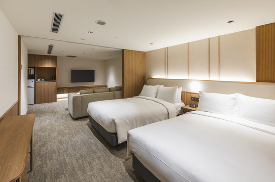 ห้อง Deluxe Double — มุมทำงาน มินิบาร์ โทรทัศน์ และพื้นที่กว้างขวาง