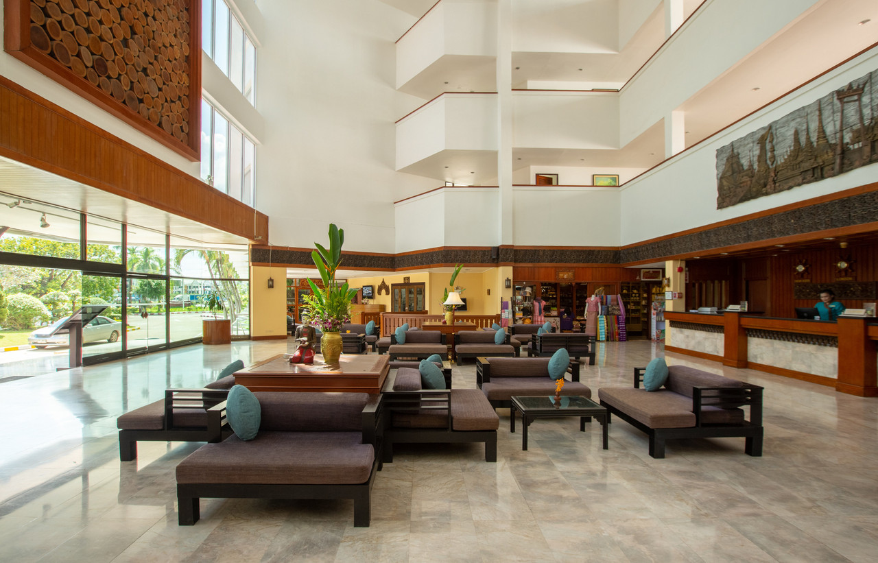 ล็อบบี้ Centara Mae Sot Hill Resort พื้นหินอ่อนกับงานไม้สไตล์ล้านนา