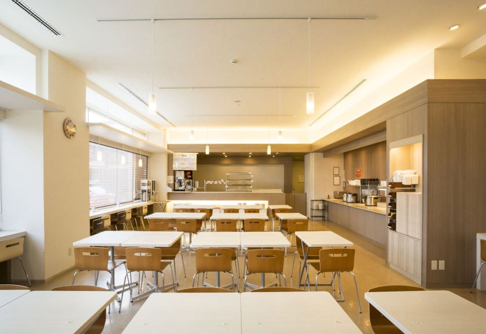 ห้องอาหาร Al Terrace ชั้นล่าง Spa Hotel Alpina สำหรับอาหารเช้าบุฟเฟ่ต์ขนมปังอบสด