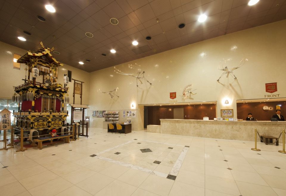 ล็อบบี้ Hida Hotel Plaza พร้อมรถแห่เทศกาล Hida yatai จำลองตั้งแสดง