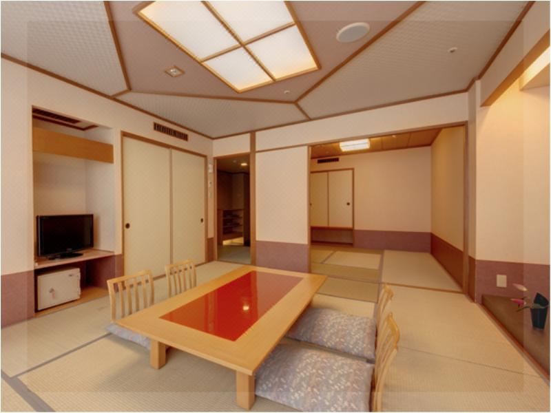 ห้องพักสไตล์ญี่ปุ่น (ห้อง tatami) พร้อมโต๊ะและที่นั่งแบบดั้งเดิม Hida Hotel Plaza