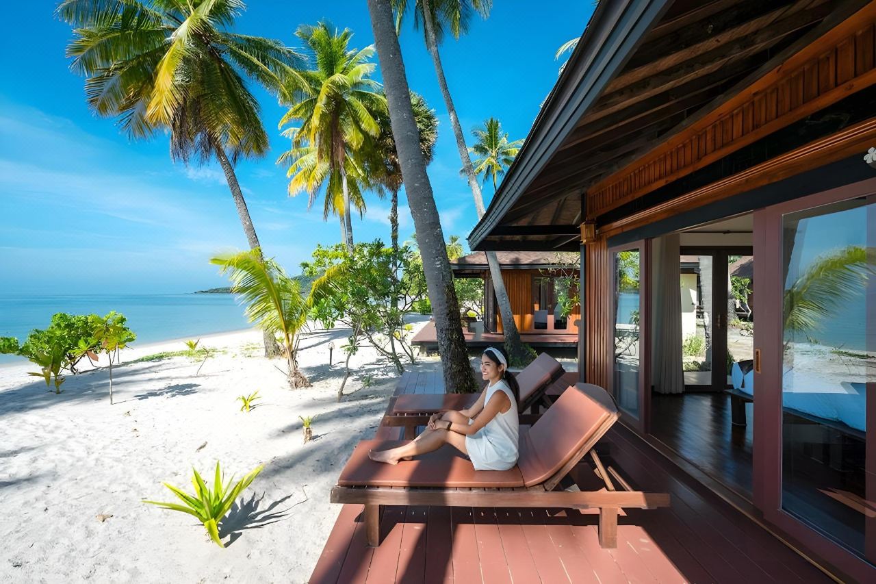 ระเบียงวิลล่าริมหาดพร้อมเก้าอี้อาบแดด ติดทรายและทะเลอันดามัน