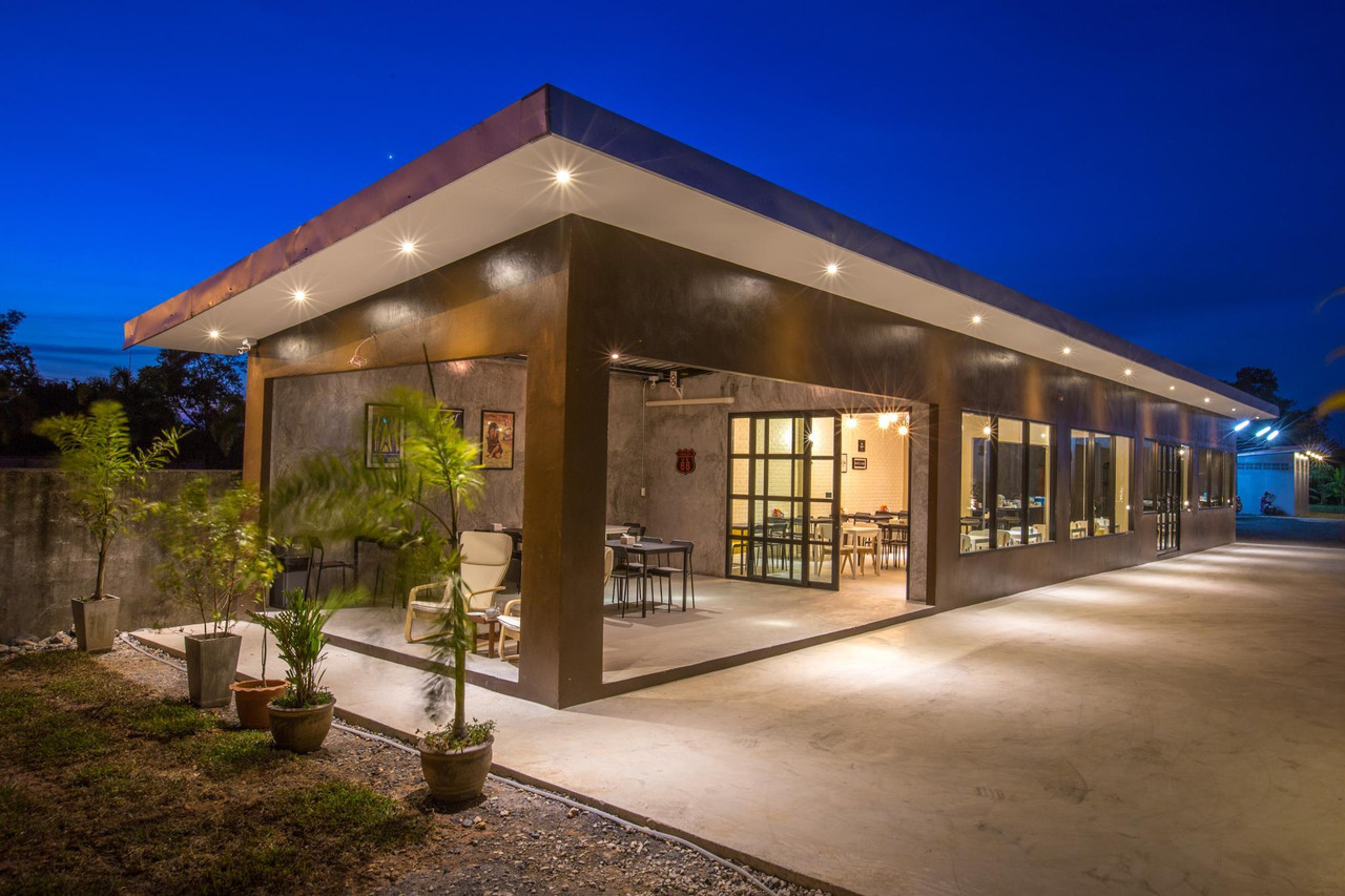 ลานอาหารกึ่งกลางแจ้งของ Siritrang Boutique Hotel ตอนหัวค่ำ