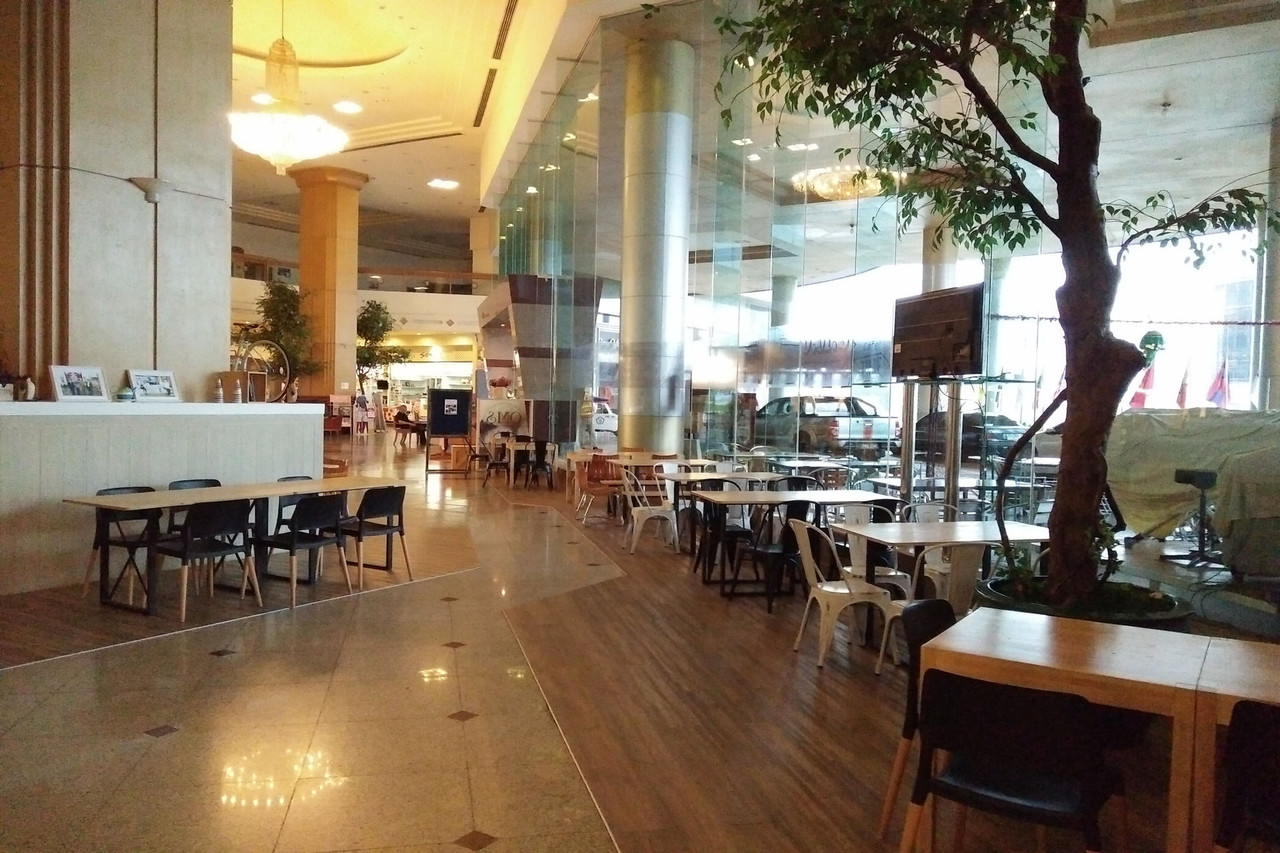 ล็อบบี้เสาสูงและร้านกาแฟ Trang Thana Coffee Shop