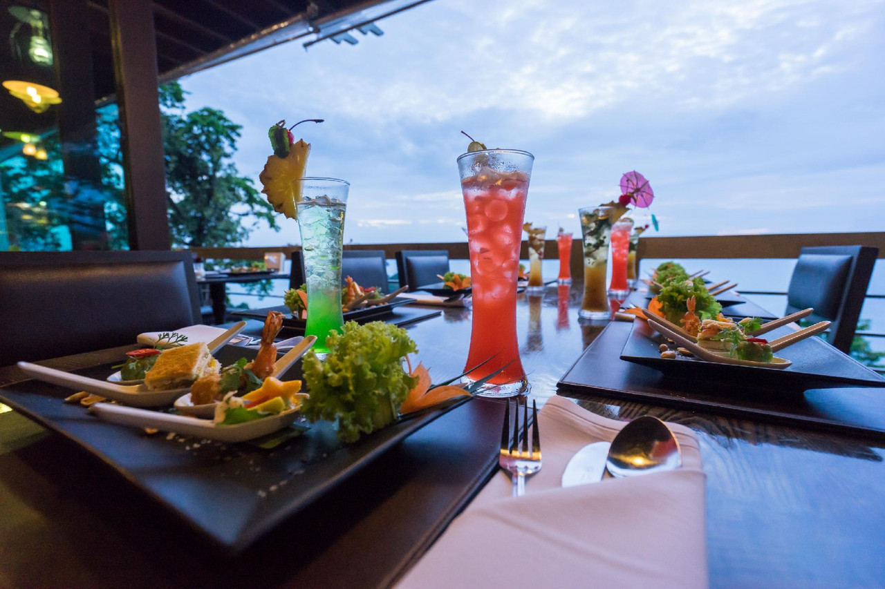 ระเบียงร้านอาหารริมหน้าผา วิวทะเลอ่าวไทยช่วงพระอาทิตย์ตก