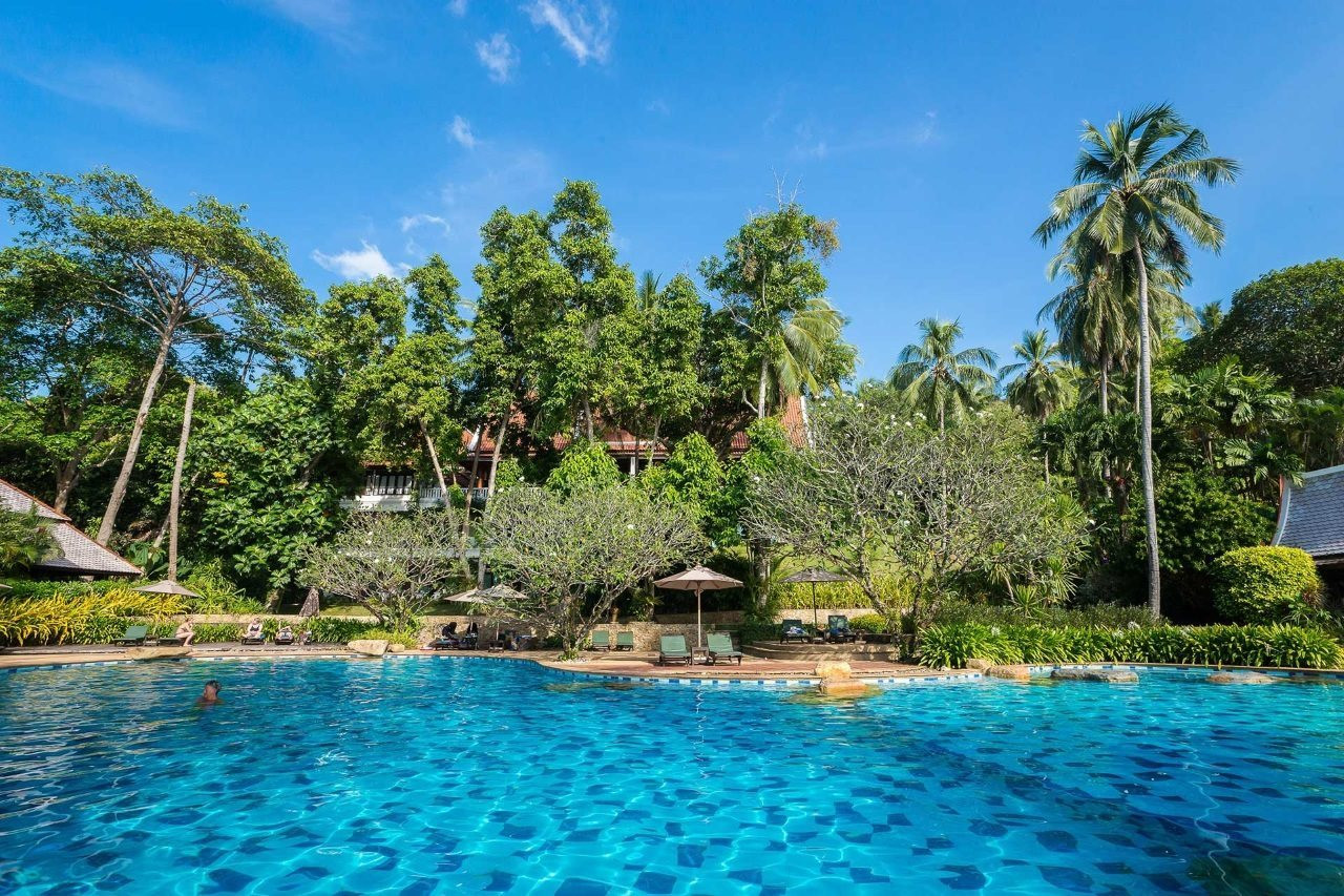 สระว่ายน้ำกลางสวนป่าและต้นปาล์มของ Sea View Resort เกาะช้าง