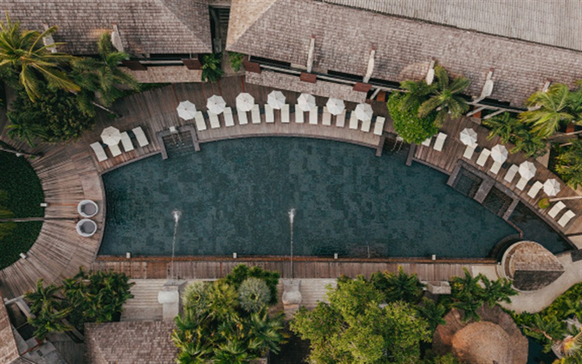 มุมสูงสระว่ายน้ำสีดำ 700 ตร.ม. ของ The Dewa Koh Chang มีน้ำพุกลางสระ
