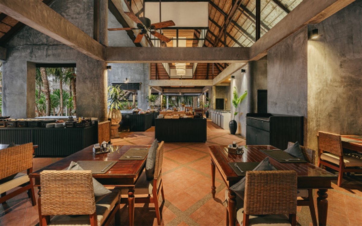 ร้านอาหารริมหาดสไตล์ปูนเปลือยผสมไม้ เพดานสูงโปร่ง