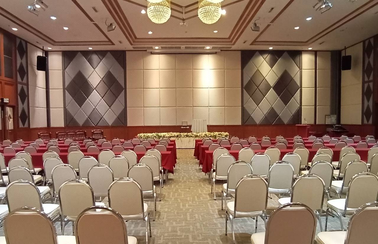 ห้องประชุมและบอลรูมจัดแบบโรงละคร รองรับงานสัมมนาและงานแต่ง