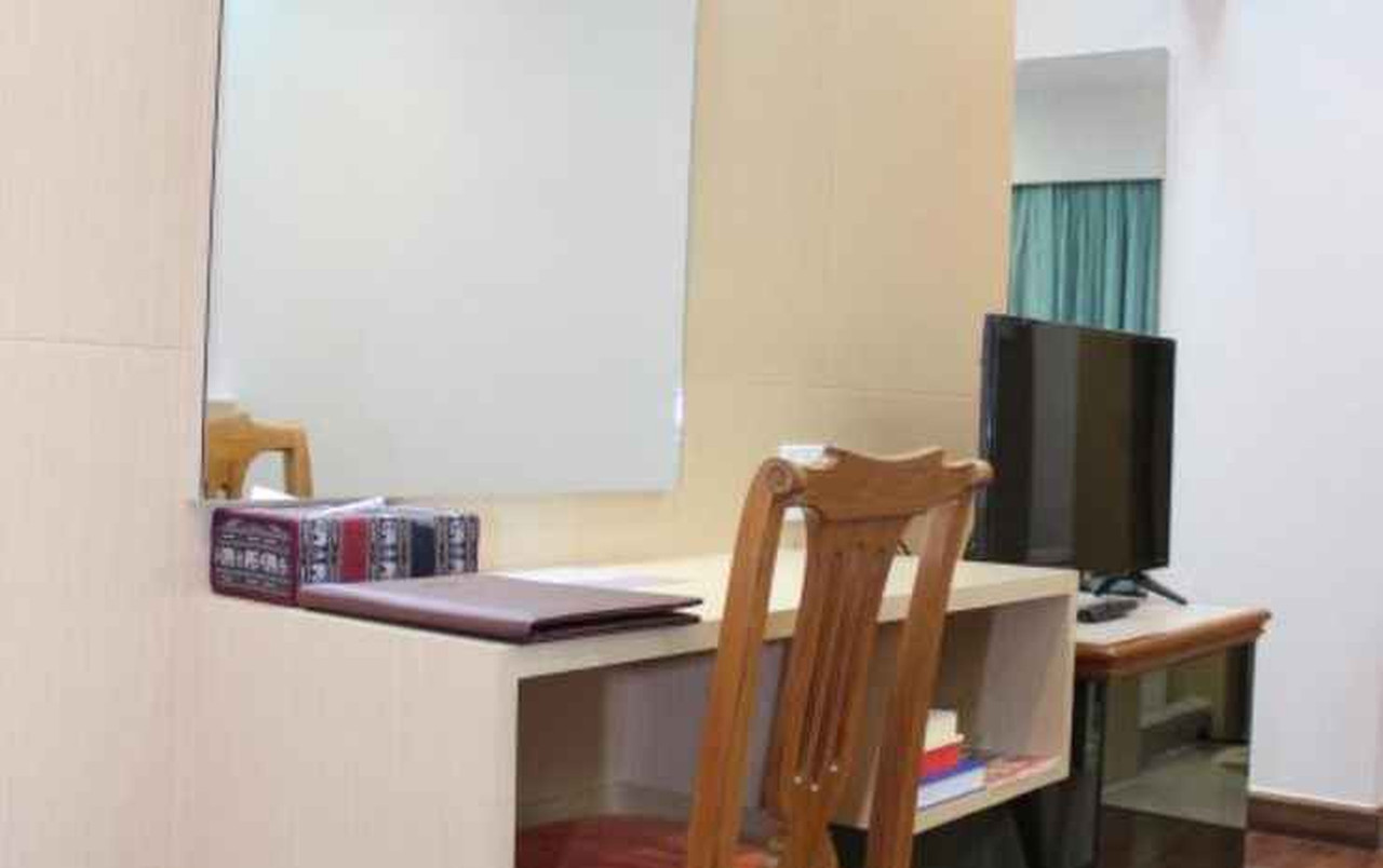ห้องพักมาตรฐานพร้อมโต๊ะทำงานและทีวี