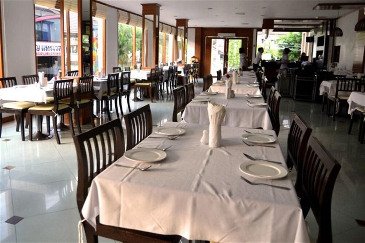 ห้องอาหาร U-SPACE ภายในโรงแรม โต๊ะปูผ้าขาวริมหน้าต่างกระจก