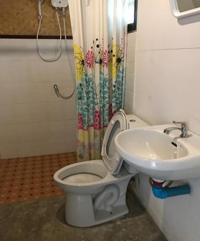 ห้องน้ำในห้องพัก ฝักบัวเครื่องทำน้ำอุ่น ผนังกระเบื้องสะอาด